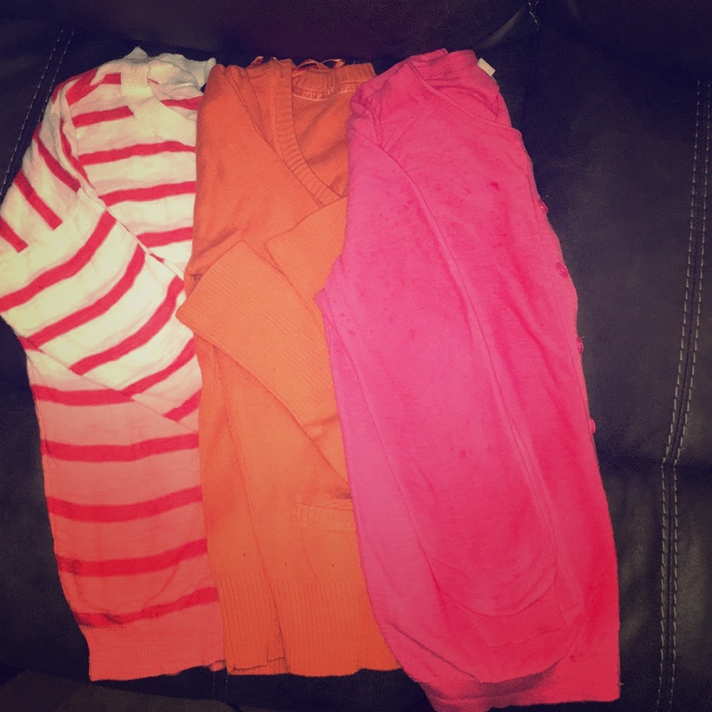 ❤️🤍🧡 Lot of 3 cute sweaters!